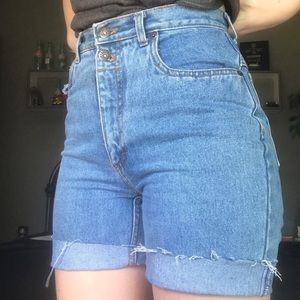 Highwaisted denim shorts